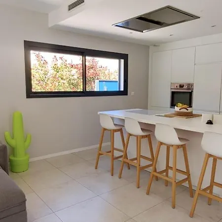 Luxurious Air-conditioned 3-bedroom With Swimming Pool And Garden Villa *