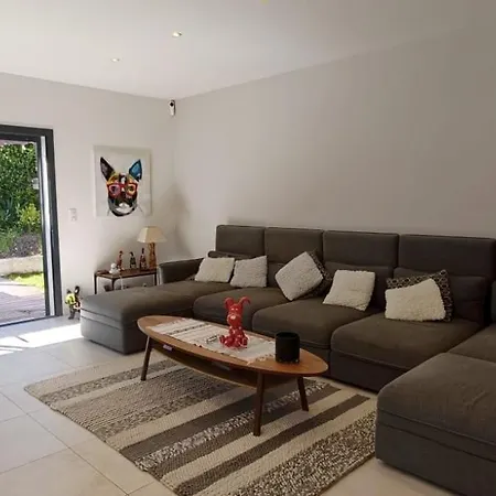 Luxurious Air-conditioned 3-bedroom With Swimming Pool And Garden