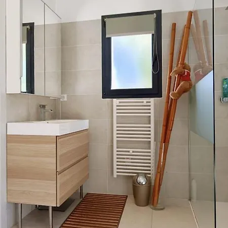Luxurious Air-conditioned 3-bedroom With Swimming Pool And Garden Villa *