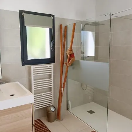 Villa Luxurious Air-conditioned 3-bedroom With Swimming Pool And Garden