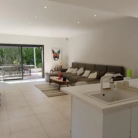 Luxurious Air-conditioned 3-bedroom With Swimming Pool And Garden *