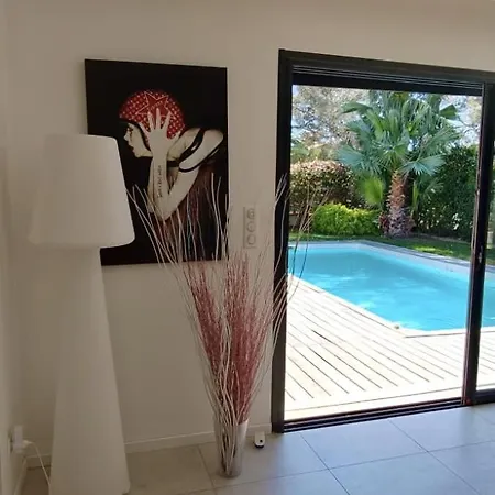Luxurious Air-conditioned 3-bedroom With Swimming Pool And Garden *