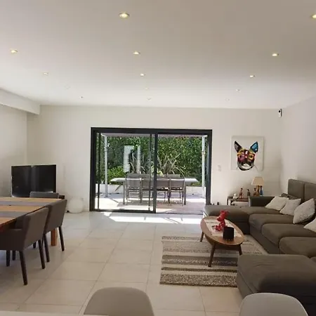Luxurious Air-conditioned 3-bedroom With Swimming Pool And Garden Villa *
